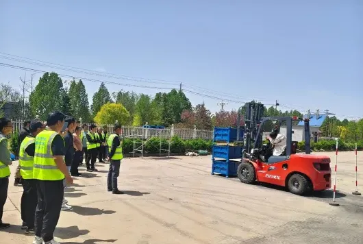 叉车